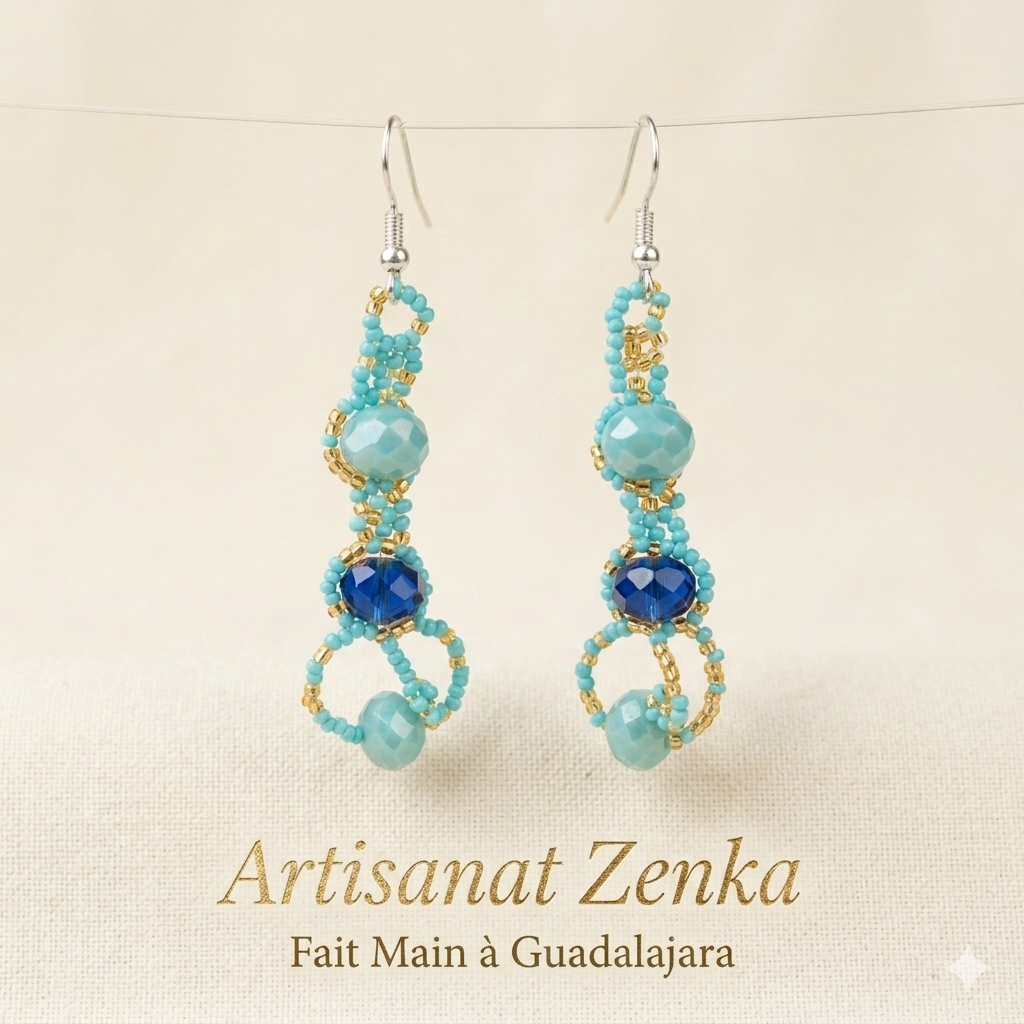 Paire de boucles d'oreilles artisanales suspendues sur fond crème, perles turquoises et bleu foncé, avec logo Artisanat Zenka et mention Fait Main à Guadalajara.