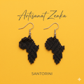 Vue de face des boucles d'oreilles artisanales en perles noires forme Afrique sur fond jaune vif avec logo Artisanat Zenka.
