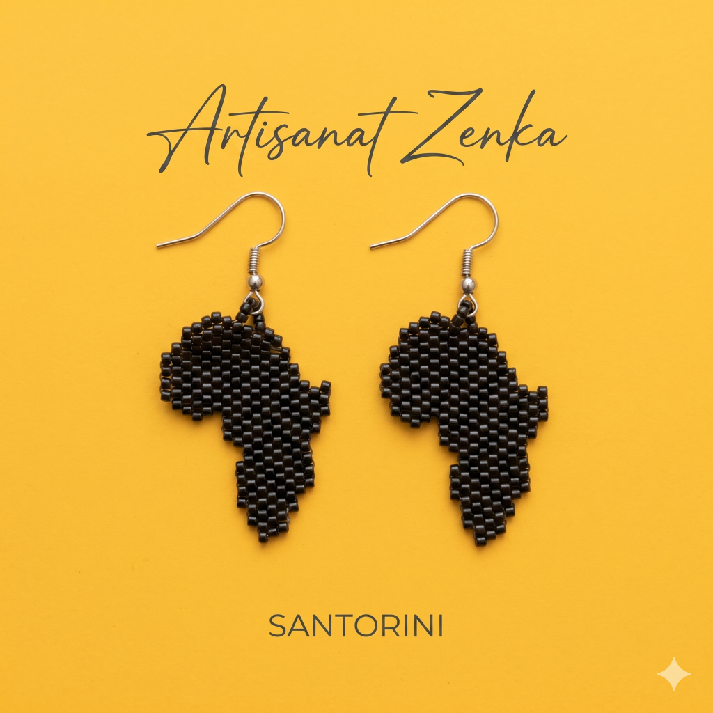 Vue de face des boucles d'oreilles artisanales en perles noires forme Afrique sur fond jaune vif avec logo Artisanat Zenka.