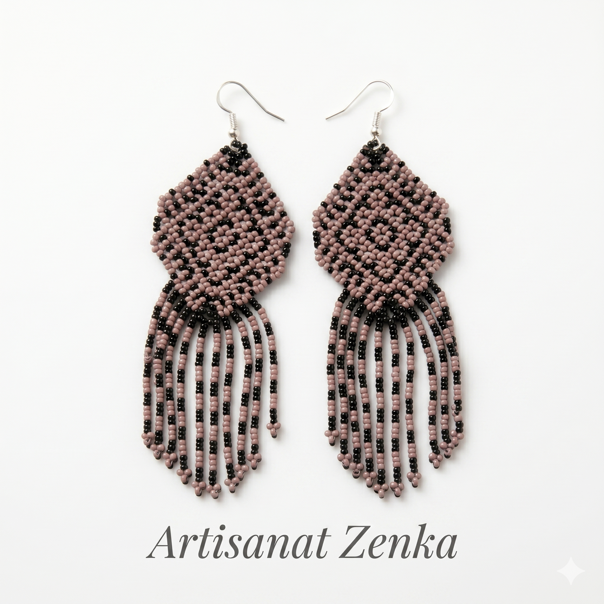Paire de boucles d'oreilles artisanales Artisanat Zenka en perles rouges, noires et blanches avec médaillon central et longues franges perlées sur fond blanc.