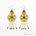 Paire de boucles d'oreilles en perles de rocaille aux motifs floraux rose et vert avec signature Artisanat Zenka sur fond blanc professionnel.