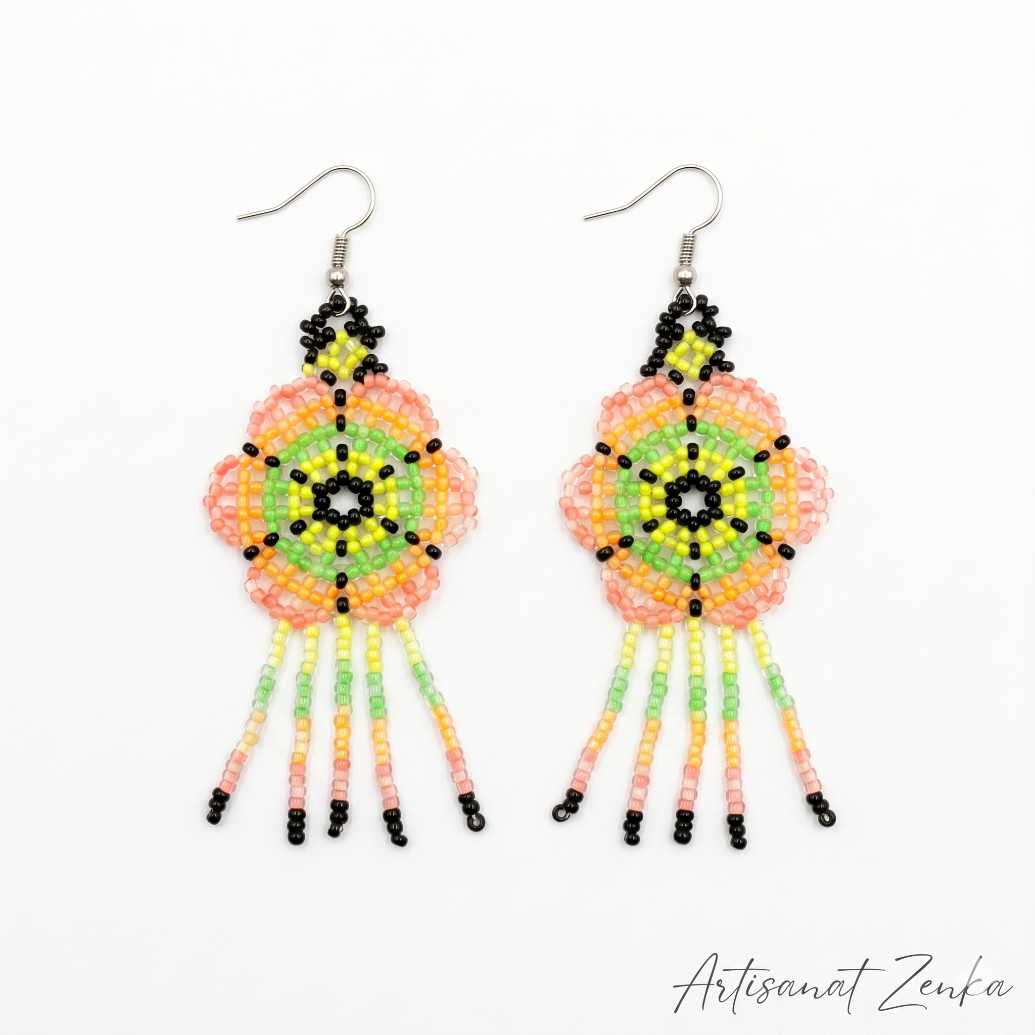 Paire de boucles d'oreilles en perles de rocaille aux motifs floraux rose et vert avec signature Artisanat Zenka sur fond blanc professionnel.