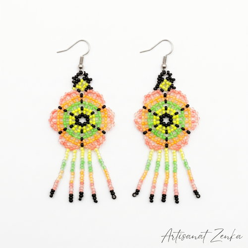 Paire de boucles d'oreilles en perles de rocaille aux motifs floraux rose et vert avec signature Artisanat Zenka sur fond blanc professionnel.
