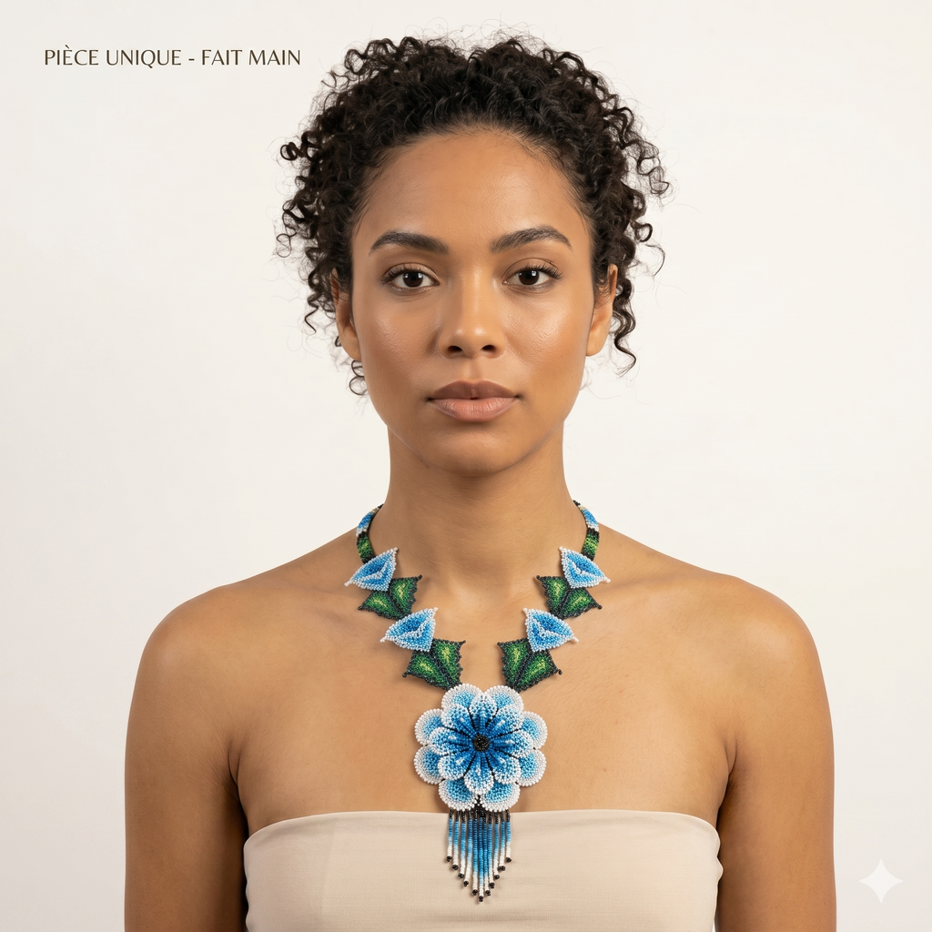 Gros plan d'un collier plastron en perles bleu azur et blanc avec pendentif fleur centrale, porté par un mannequin sur fond blanc.