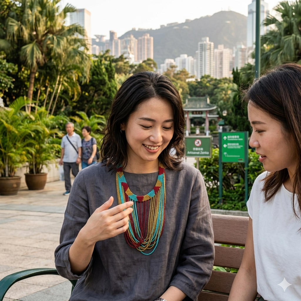 Deux femmes assises sur un banc dans un parc de Hong Kong (Kowloon Walled City Park), l'une portant un grand collier de perles Artisanat Zenka et discutant avec une amie, avec la skyline de la ville en fond.
