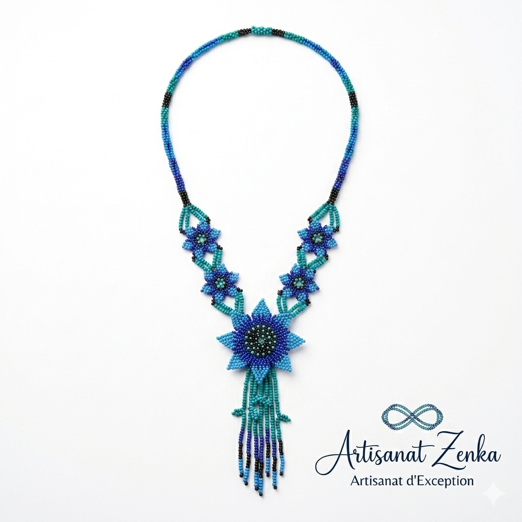 Collier en perles de verre tissées à la main avec un pendentif central en forme de fleur bleue et des motifs floraux, sur fond blanc épuré pour Artisanat Zenka.