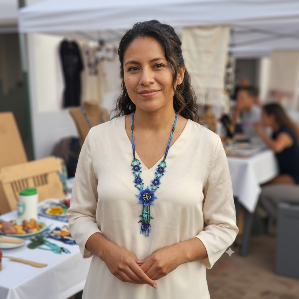 Portrait d'une femme souriante portant un collier en perles bleues et vertes de style artisanal, éclairage naturel chaleureux, idéal pour catalogue de mode.