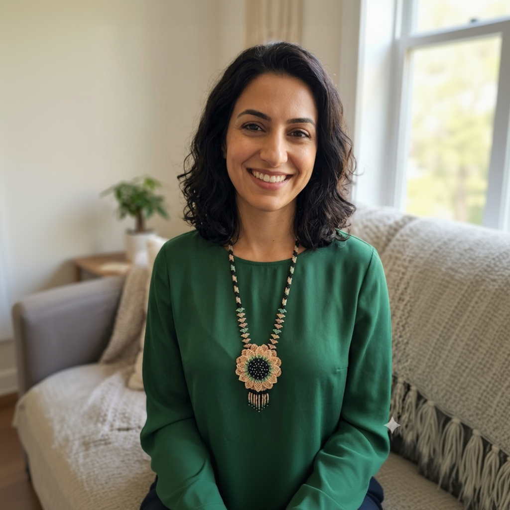 Femme souriante portant un collier tournesol artisanal lors d'un repas de famille chaleureux, mettant en valeur le style universel et culturel des Ateliers Beccar.