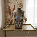 Photo de produit professionnelle du collier en perles Artisanat Zenka sur un buste sombre dans un décor bohème avec logo.
