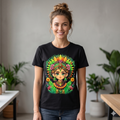Portrait d'une femme souriante portant un t-shirt noir Ateliers Beccar avec une illustration colorée de style manga ethnique représentant une divinité de la nature.