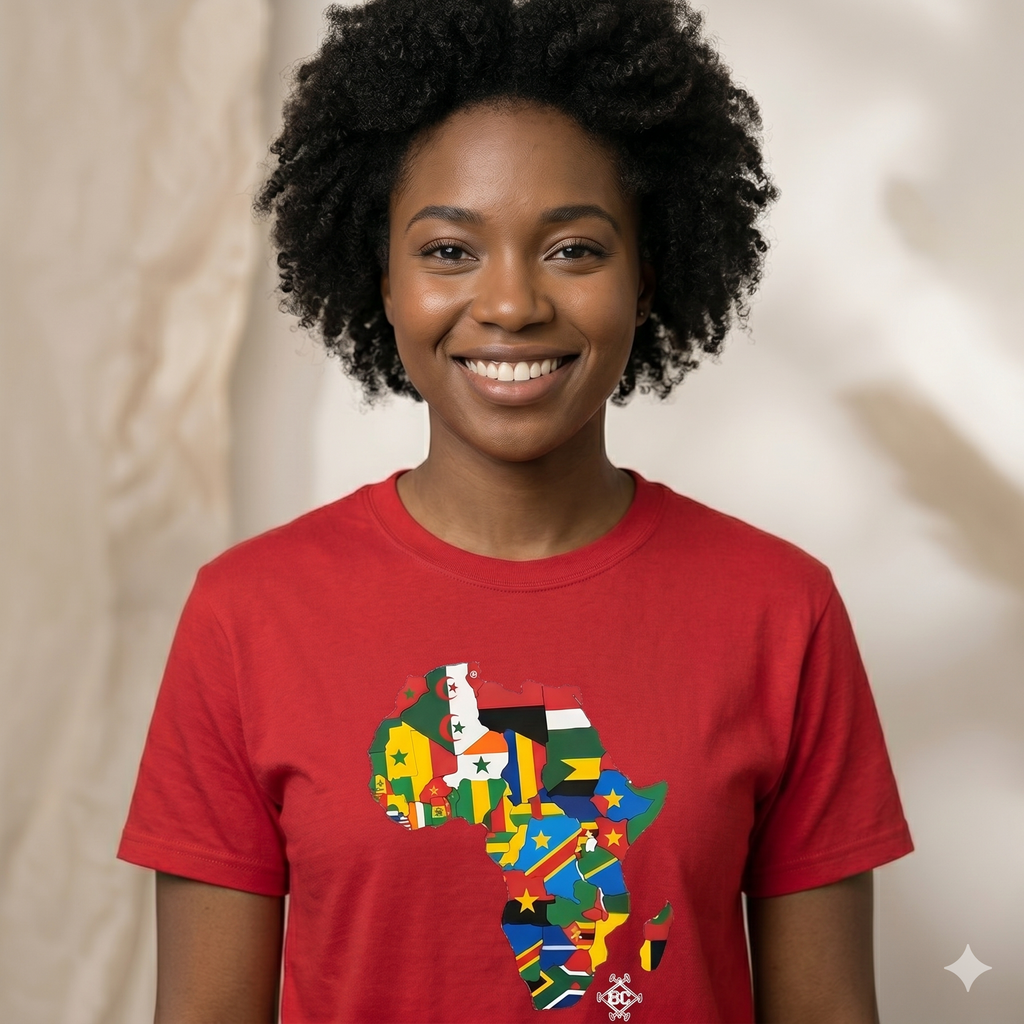 Portrait rapproché d'une femme , souriant à l'appareil photo. Elle porte un t-shirt rouge vif avec une impression sérigraphiée de haute qualité de la carte géographique de l'Afrique, où chaque pays est représenté par les couleurs de son drapeau. Fond de studio flou.