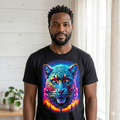 Homme américain portant un t-shirt noir avec une illustration artistique de jaguar mystique, idéal pour un look urbain et moderne.