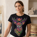 Mannequin femme portant le t-shirt noir "Cerf Mystique" des Ateliers Beccar, design graphique aux couleurs vibrantes sur fond neutre.