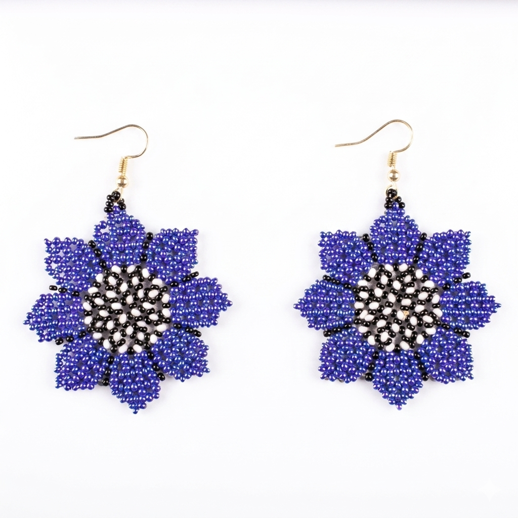 Paire de boucles d'oreilles artisanales en forme de fleur en perles de rocaille bleu royal et cœur noir et blanc sur fond blanc.