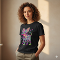 Mannequin portant le t-shirt noir exclusif Ateliers BECCAR avec motif chihuahua psychédélique multicolore aux couleurs néon, coupe unisexe moderne – idéal comme cadeau original ou pièce mode tendance 2026.
