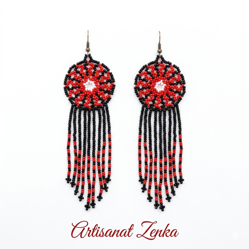 Paire de boucles d'oreilles artisanales Artisanat Zenka en perles rouges, noires et blanches avec médaillon central et longues franges perlées sur fond blanc.