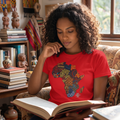 Femme latina portant le t-shirt "Héritage d'Afrique" rouge en lisant, look décontracté et universel, mode éthique.