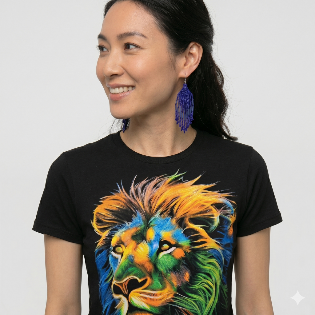 Femme portant le t-shirt noir unisexe avec motif lion artistique multicolore, regardant vers la droite, style décontracté et créatif