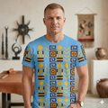 Homme blanc portant le t-shirt bleu ciel Beccar, motifs carrés et graphiques jaunes et bruns, textile de haute qualité pour un look quotidien stylé.